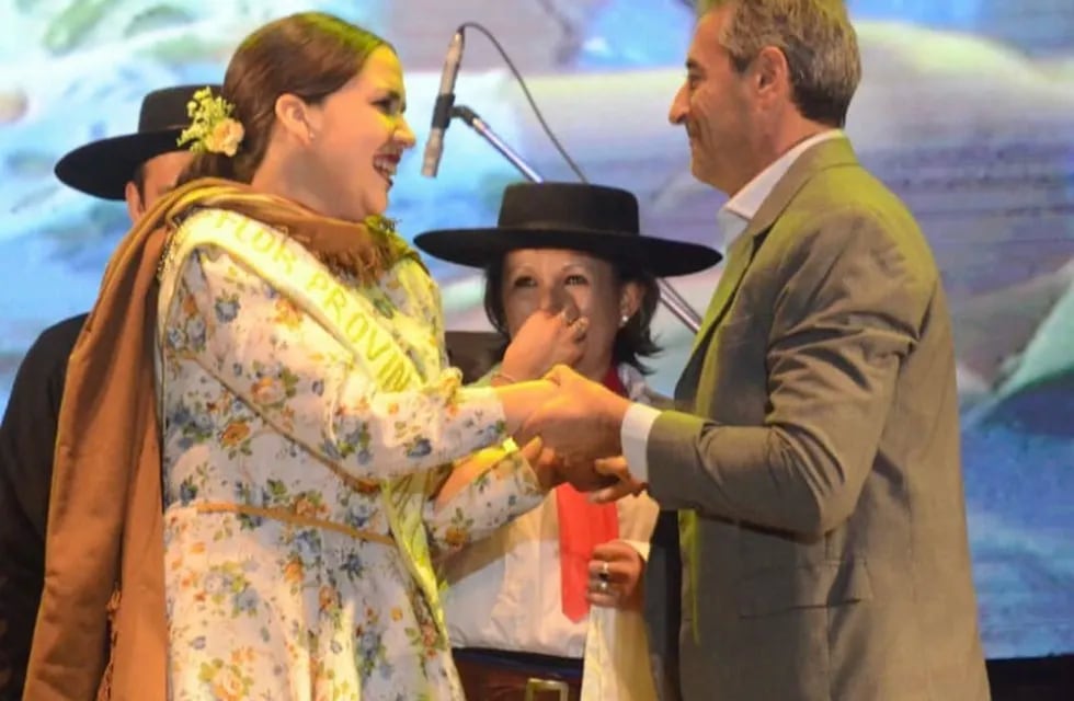 Camila Suárez, la nueva Flor de la Tradición Provincial, recibiendo el honor de su nuevo título cultural.