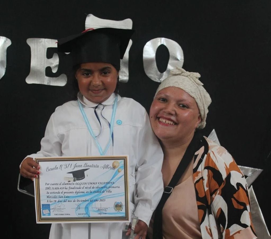 Umma Olguín, de 12 años, junto a su mamá Johana.