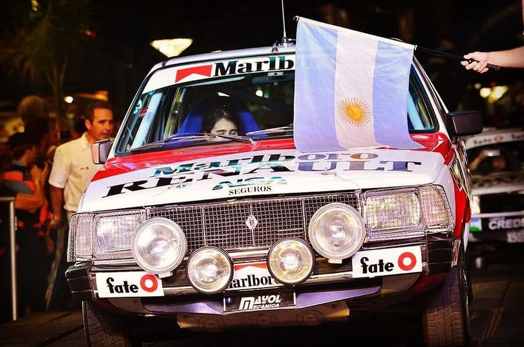 El entrañable R18, uno de los autos de "Íconos del Rally". Alejandro Moroni, quien compitiera con el modelo original, estará también apoyando en el Kempes.