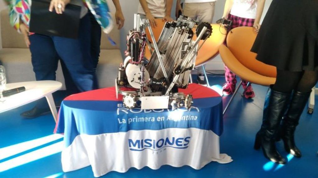 "Julito", el robot que elimina residuos en aguas del mar. Su nombre es un homenaje al facilitador de la Escuela de Robótica, Julio Zurco, fallecido este año. (Misiones Online)