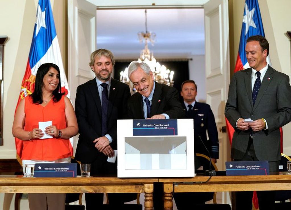 El presidente de Chile, Sebastián Piñera, firma la convocatoria del plebiscito constitucional.