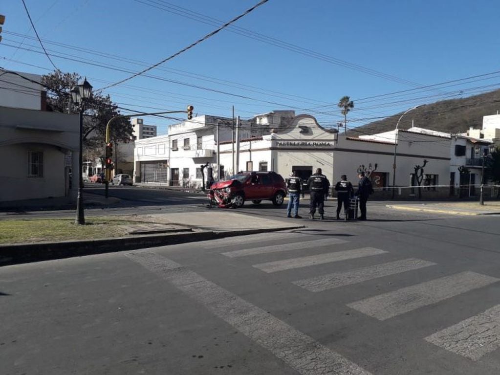 Una anciana de 92 años era trasladada al hospital, chocó su ambulancia y falleció. (Policía de Salta)