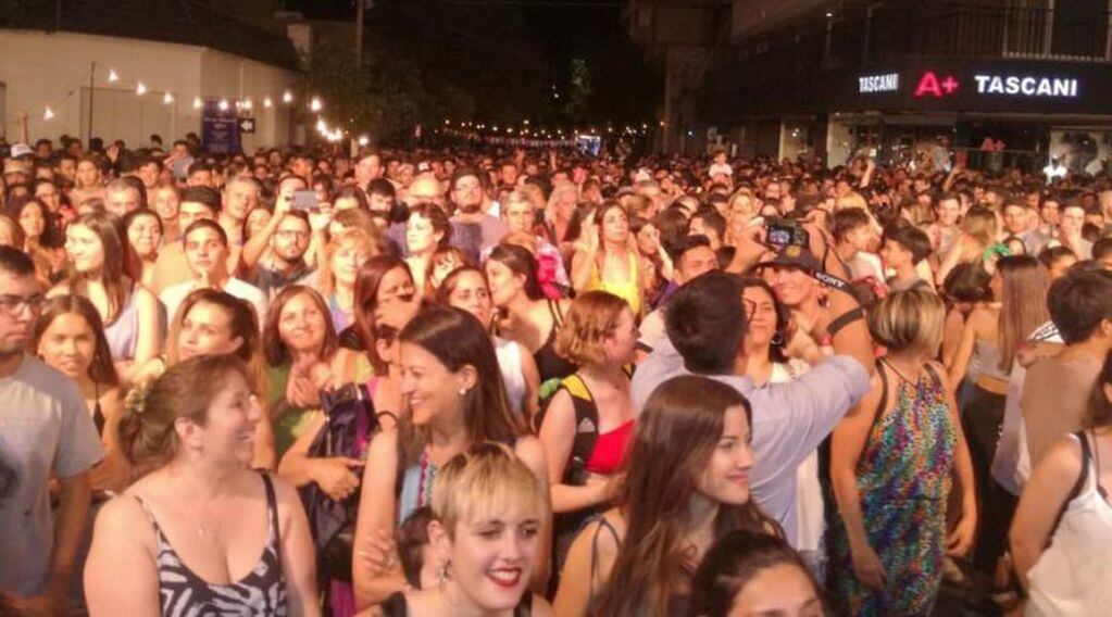 Una multitud asistió a la última noche del Festival (Plan B Noticias)