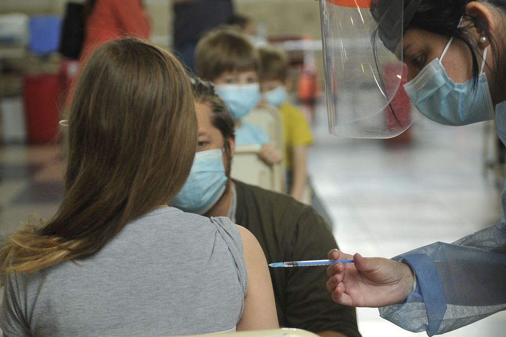 Vacunación en menores en el pabellón Argentina de Ciudad Universitaria contra el coronovirus 10 octubre 2021 foto Javier Ferreyra