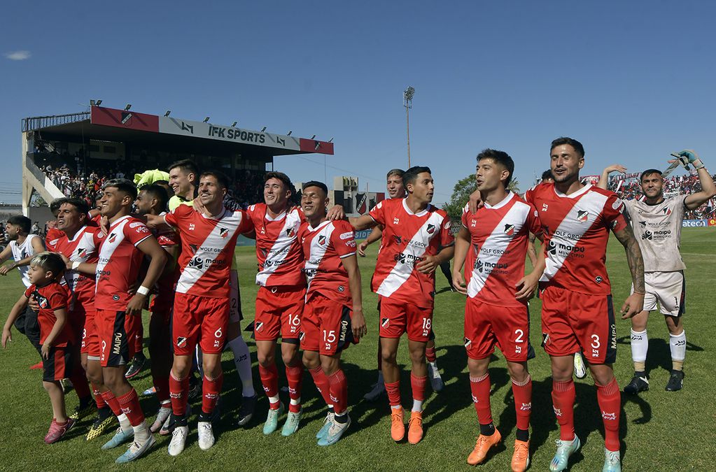 El Deportivo Maipú se clasificó a las semifinales de la Primera Nacional de Fútbol , luego de ganarle 2-0 a Temperley, en el marco del encuentro de ida de los cuartos de final del Torneo Reducido por el segundo ascenso a la Liga Profesional.
Los goles del Cruzado fueron convertidos por Santiago González y Rubens Sambueza

Foto: Orlando Pelichotti