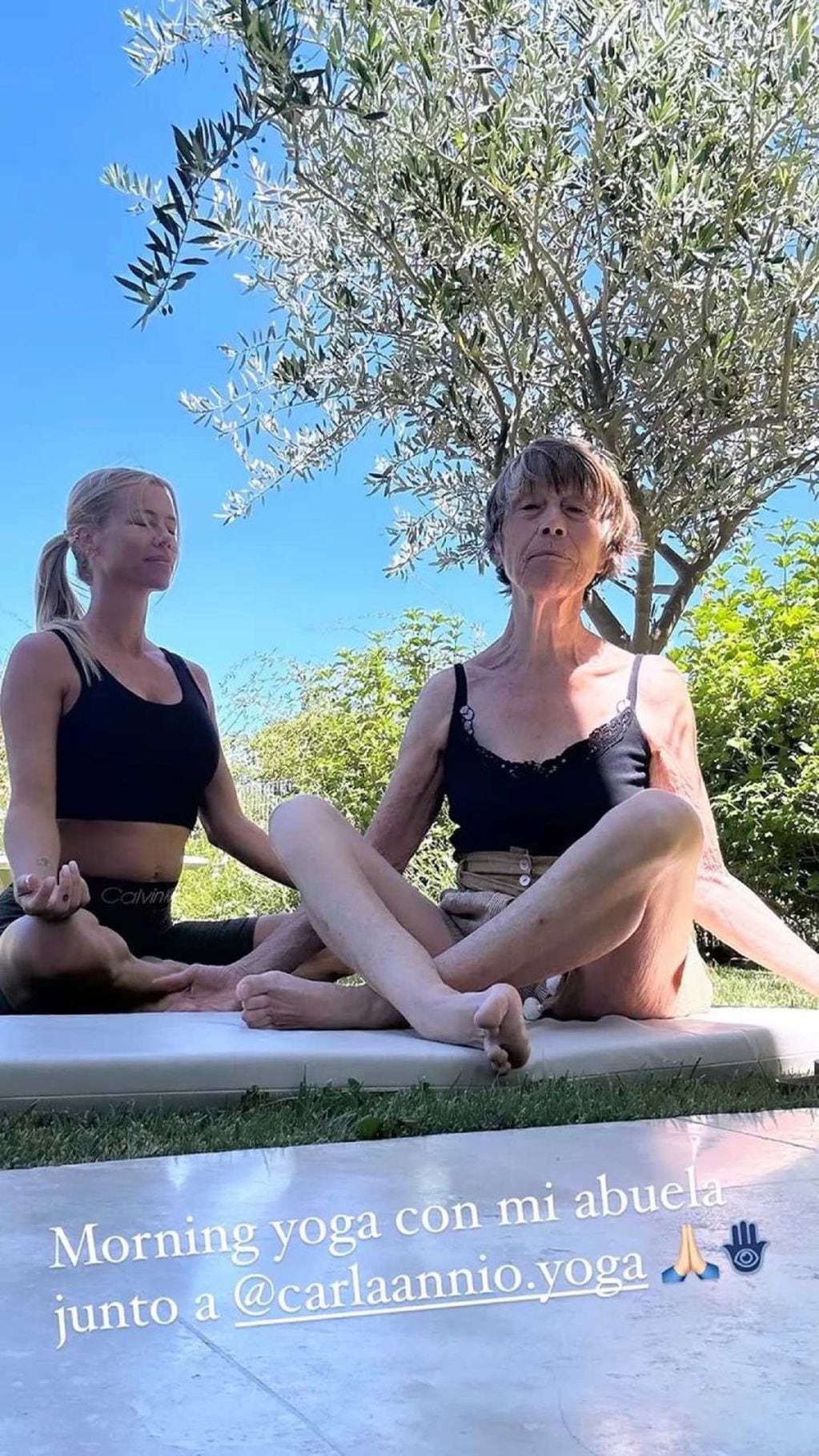 Nicole Neumann y su abuela realizando yoga