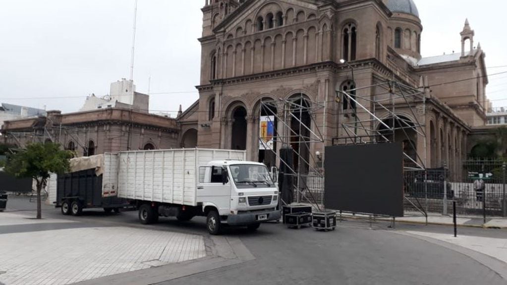 A pesar de la lluvia, durante toda la madrugada de este viernes se instaló un escenario frente a la iglesia Catedral para concretar el acto