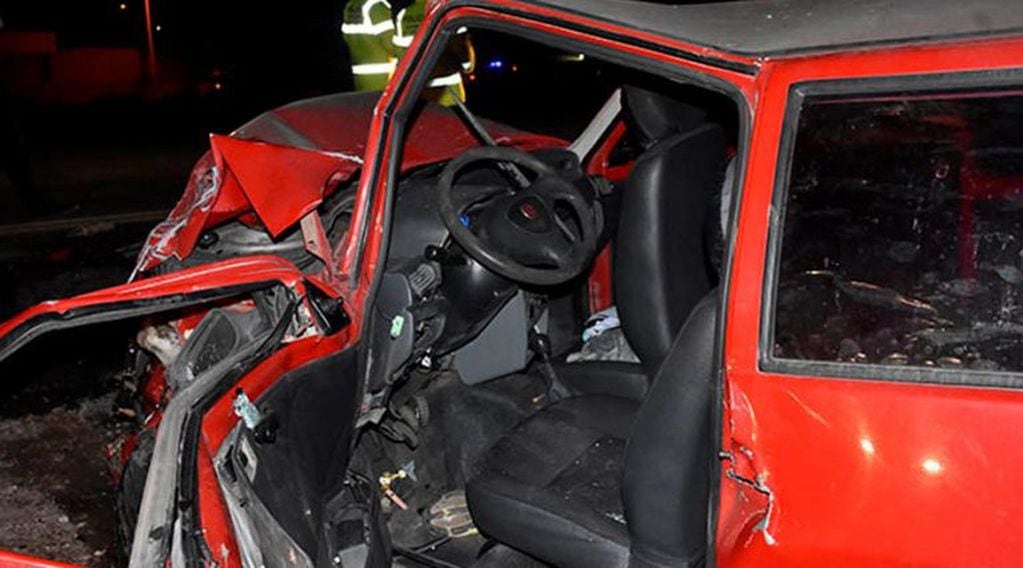 El conductor del auto tuvo que ser rescatado por bomberos (El Diario)