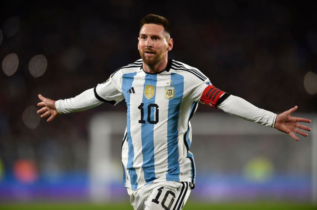 Lionel Messi celebra tras anotar un gol de tiro libre ante Ecuador (AP Foto/Gustavo Garello)
