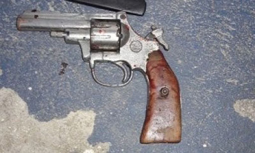 El revolver calibre .22 corto que utilizó el femicida.