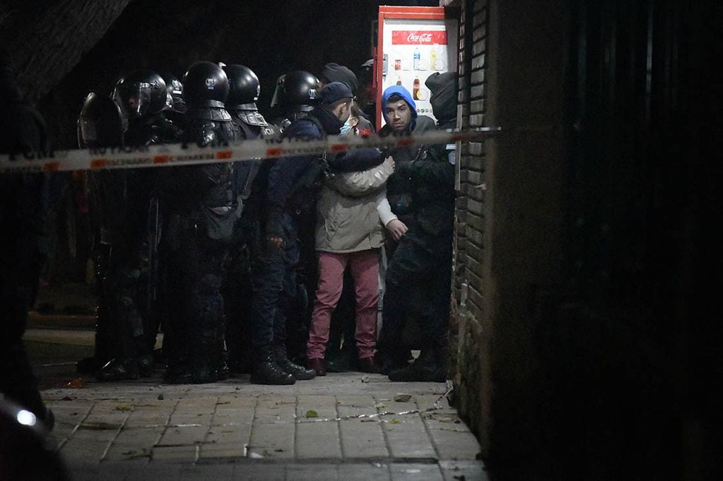 Minimarket ubicado en la esquina de Perú y Vendimiadores de Ciudad donde el comerciante dueño del local mató a una persona de sexo masculino.
La policía saca del interior del negocio al comerciante que efectuó los disparos, protegiéndolo de los vecinos 
Foto:José Gutierrez / Los Andes