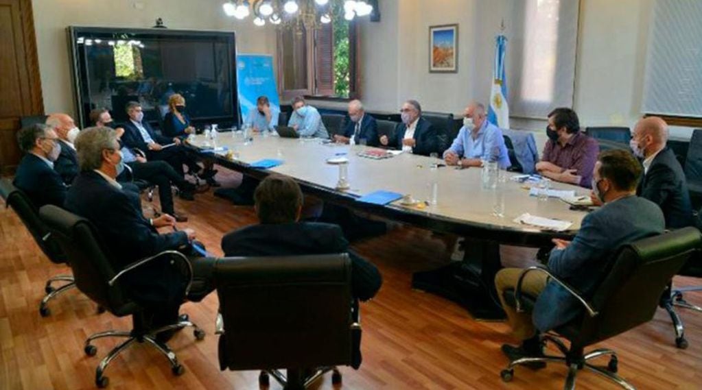 Luis Basterra con los representantes de la mesa intersectorial del maíz conformada en el marco del Consejo Agroindustrial Argentino (CAA). (Foto: Prensa agroindustria)