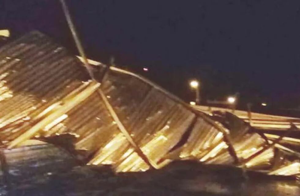 Muchos techos terminaron con daños por el temporal.