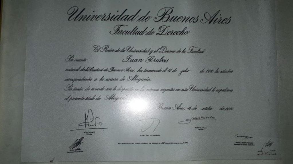 Título de Juan Grabois de la Facultad de Derecho en la Universidad de Buenos Aires.