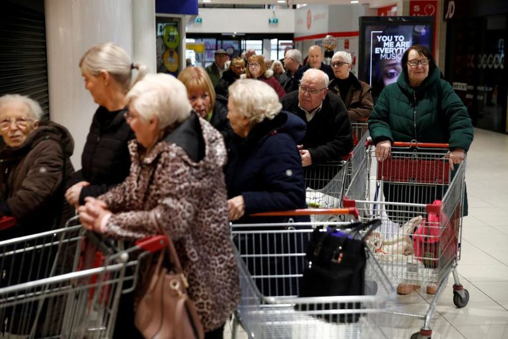 Evita que vayan al supermercado. Ayúdalos con las compras. (Foto: REUTERS/Jason Cairnduff)