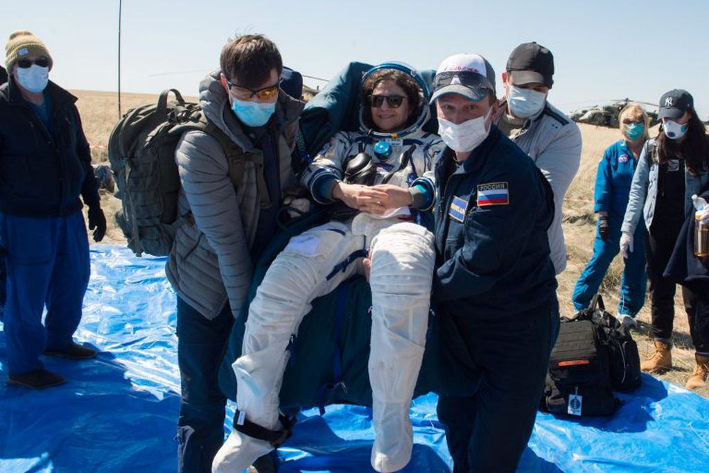 La astronauta de la NASA Jessica Meir, en los instantes posteriores al aterrizaje.