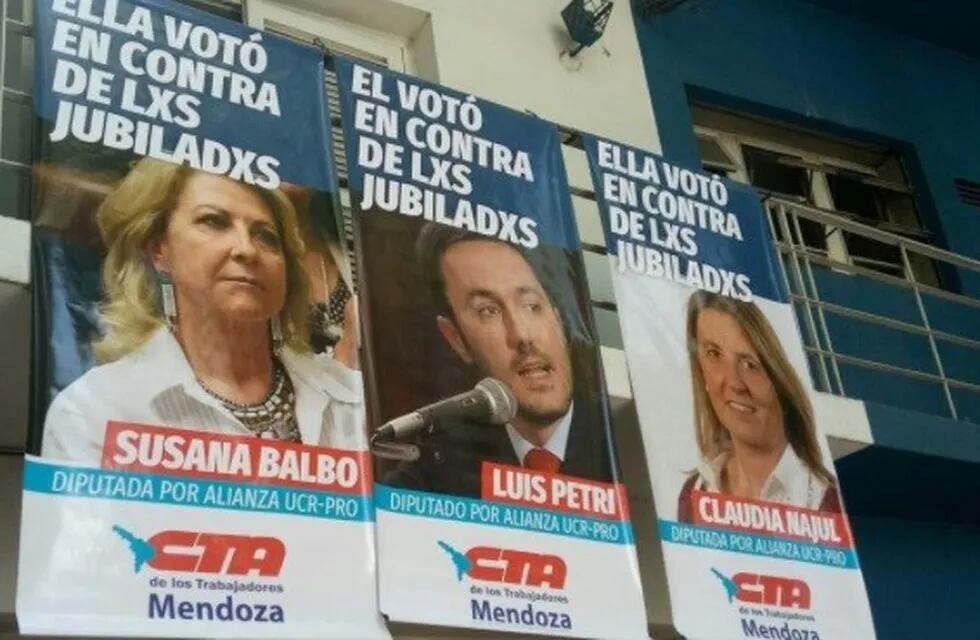 El frente del edificio de la CTA de los trabajadores amaneció en Mendoza con pancartas de escrache a los legisladores nacionales por nuestra provincia.