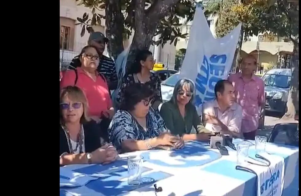 Dirigentes agrupados en la Intergremial de Jujuy ofrecieron una conferencia de prensa en la plaza Belgrano, este lunes.