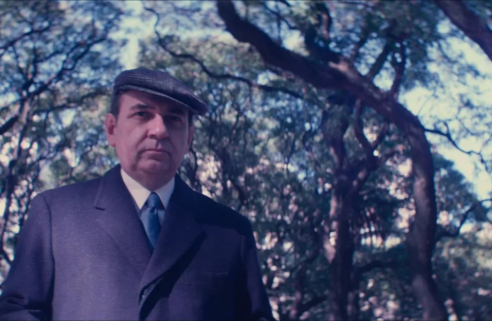 Luis Gnecco interpreta a Pablo Neruda en la película que llega a Netflix.