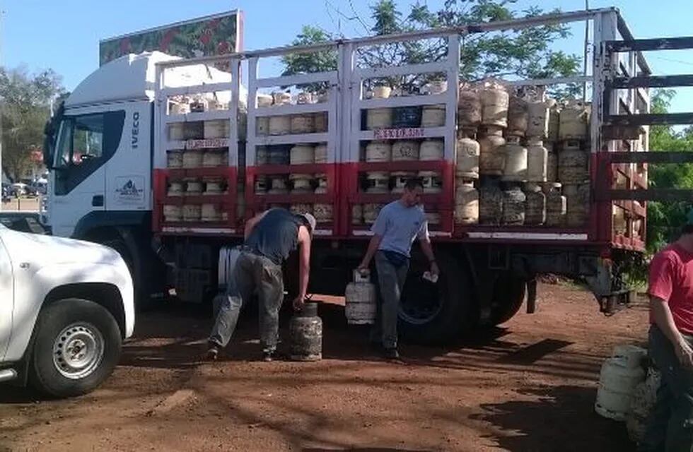 Un camión llevó 700 garrafas a Andresito. (Foto: Misiones Online)