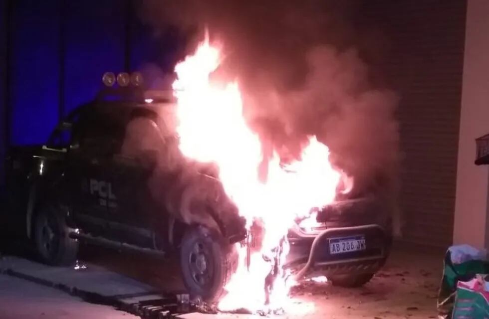 Cámara de seguridad muestra el momento exacto en que es prendida fuego la camioneta policial frente a la Comisaría 24° en Granadero Baigorria,