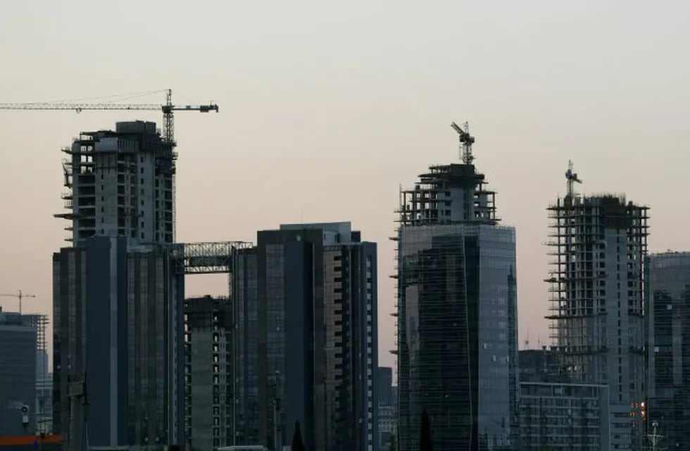 Cranes on buildings in construction are seen at Puerto Madero neighbourhood in Buenos Aires, on September 6, 2018. - With Argentina's currency tumbling as interest rates and inflation soar, fears are growing that the country could be on the verge of default, but analysts say that remains unlikely despite economic fragility. Earlier this week, President Mauricio Macri announced plans to slash the country's bureaucracy and raise taxes on exports to calm battered financial and currency markets and get the economy back on an even keel. (Photo by Juan MABROMATA / AFP) ciudad de buenos aires  obras en construccion en la ciudad de buenos aires industria de la construccion