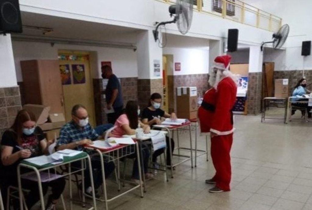 Papá Noel y San La Muerte votaron en Córdoba
