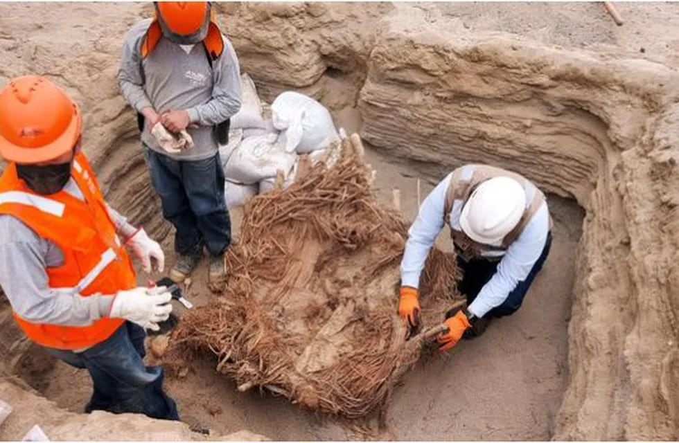 Se descubrieron restos humanos con 800 años de antigüedad durante una excavación en Lima.