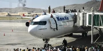 Una multitud de afganos se trepa a un avión en el aeropuerto de Kabul en un intento desesperado por abandonar Afganistán.