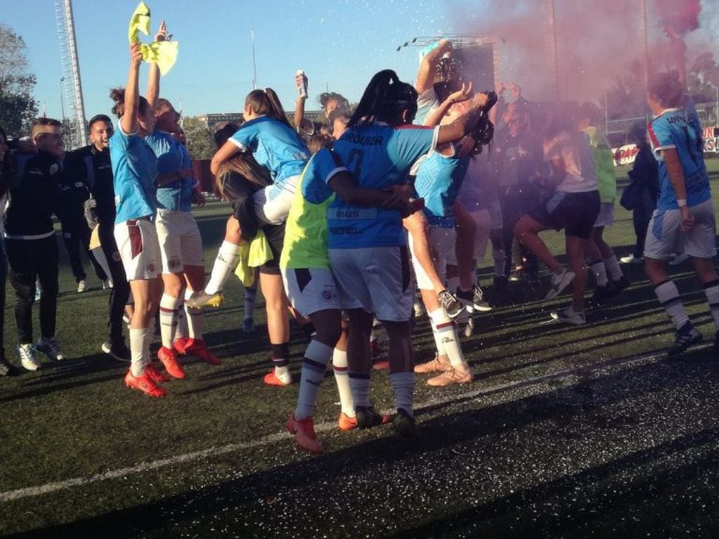 UAI Urquiza se consagró campeón en el fútbol femenino (Foto: @nahuelisella)
