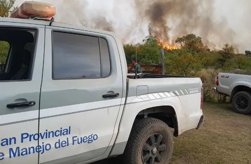 Los incendios en Traslasierra siguen activos pero mejoraron las condiciones climáticas.