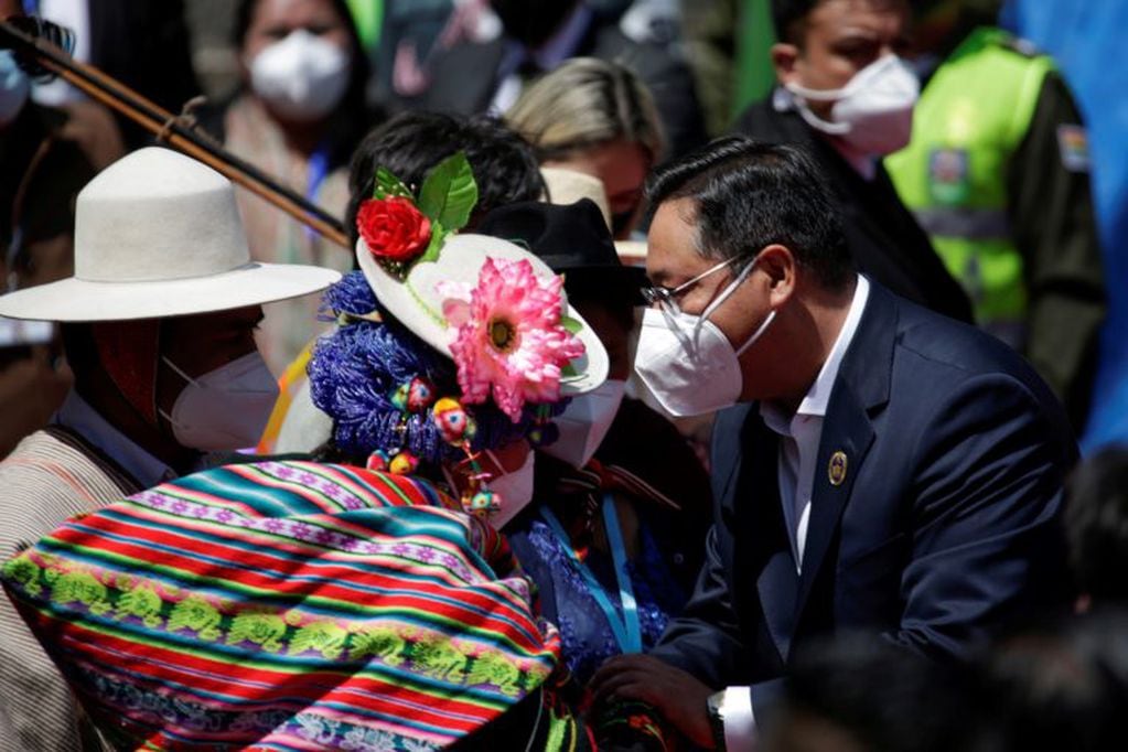 Arce, el mandatario número 67 de la historia del país, prometió cumplir sus labores como presidente de Bolivia con la mano en el corazón (Foto: REUTERS/David Mercado)