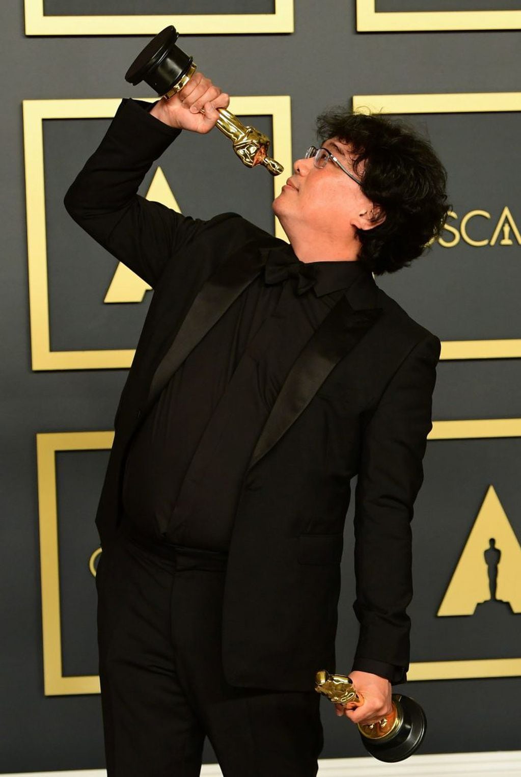 El director de 'Parasite', Bong Joon-ho, posa con un Oscar. (Foto: AFP)