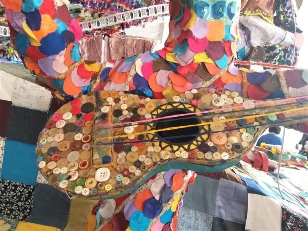 Los botones del costurero de la abuela, decoran una guitarra primaveral.