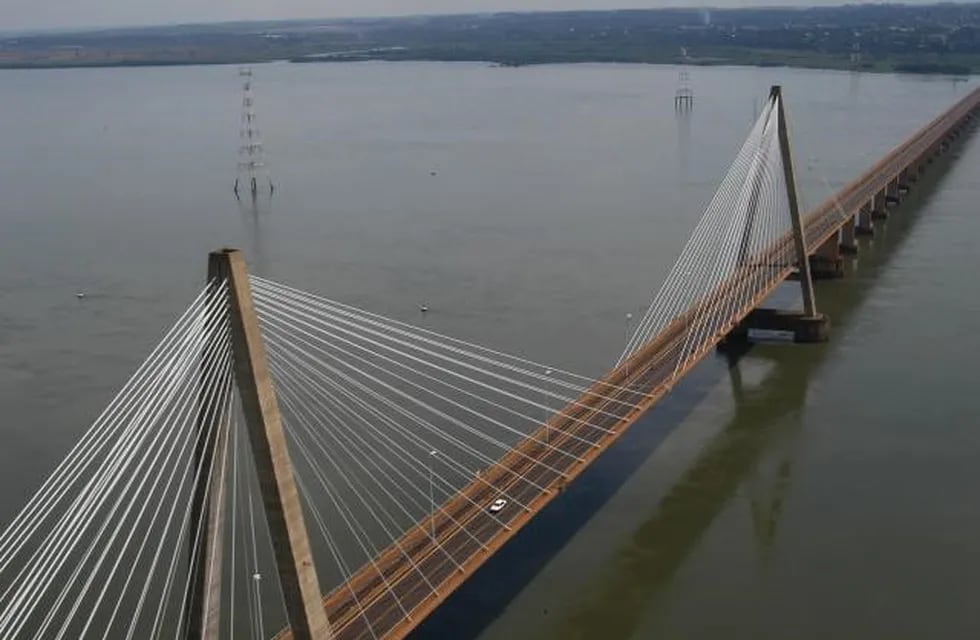 Puente Posadas Encarnación en una vista desde la ribera de Paraguay sobre el río Paraná. (Misiones Online)