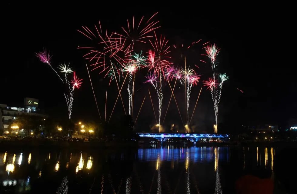 Espectacular show de fuegos artificiales para recibir el año en Villa Carlos Paz (La Voz). 