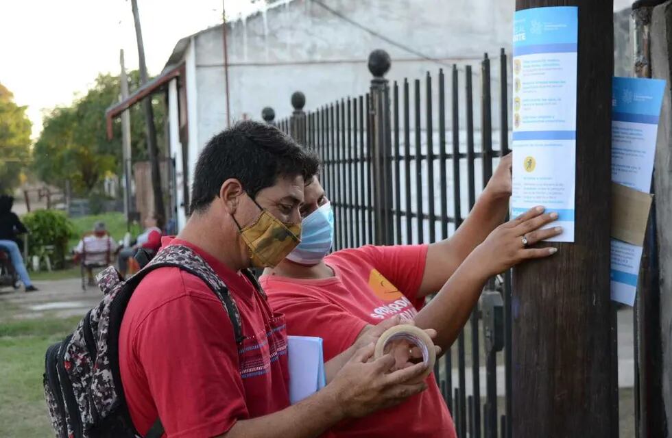 Voluntarios realizan controles en los barrios más afectados de Resistencia por el coronavirus.