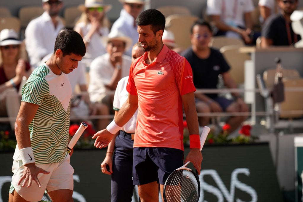 Djokovic charla con Alcaraz luego de que el español se lesionara en semifinales de Roland Garros (AP)