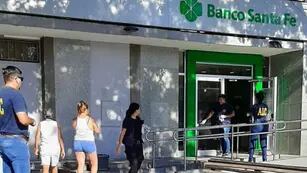 Balean el banco Santa Fe