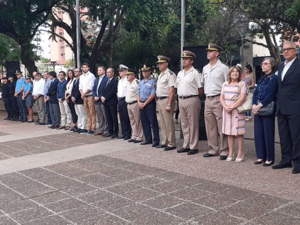Autoridades de Posadas durante la celebración del aniversario del nacimiento de San Martín. (Twitter)