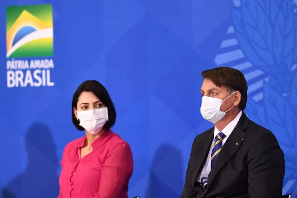 Jair Bolsonaro y su esposa Michelle de Paula Firmo. (AFP)