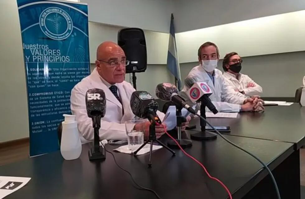 El doctor Roberto Salvai leyó un comunicado para informar sobre la situación en el nosocomio. (Radio Jota)