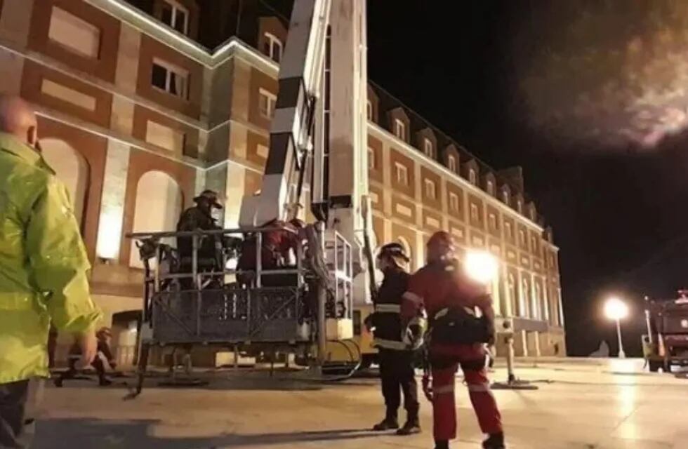 Cuatro dotaciones de Bomberos se necesitaron para sofocar las llamas en el techo del Teatro Auditorium de Mar del Plata.