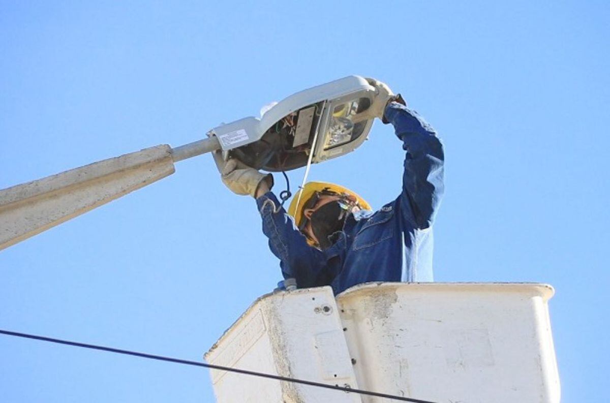 Corrientes: un trabajador colocaba luminarias, recibió una descarga eléctrica y murió | Vía Corrientes