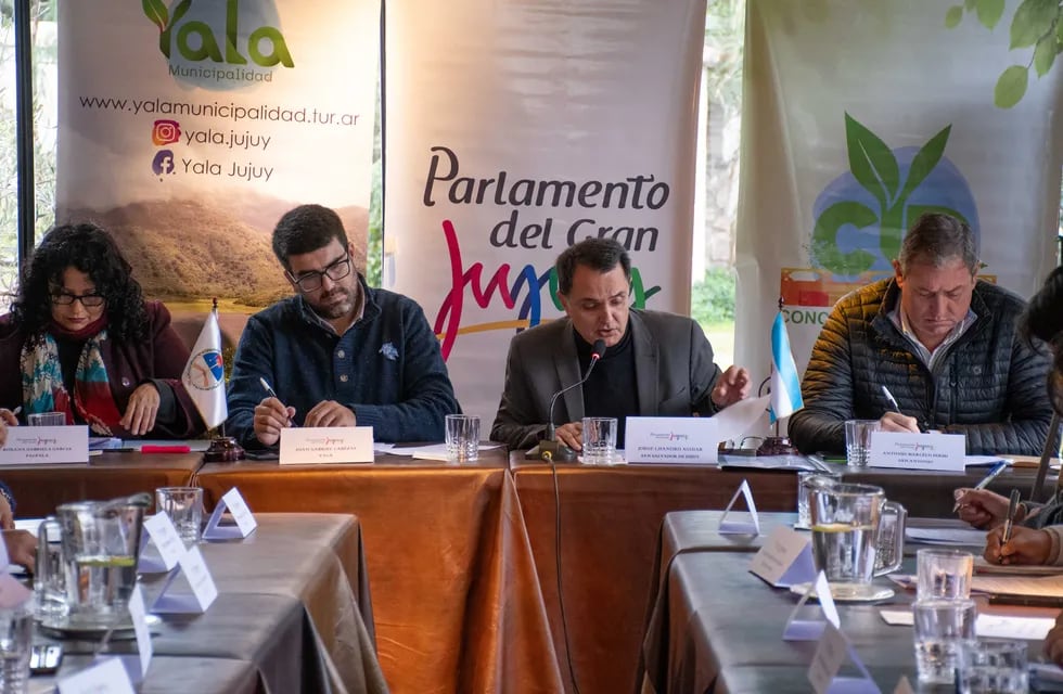 Roxana García, Juan Gabriel Cabezas, Lisandro Aguiar y Antonio Marcelo Fermi, los presidentes de los cuatro Concejos Deliberantes del Gran Jujuy, en la sesión realizada en Lozano.