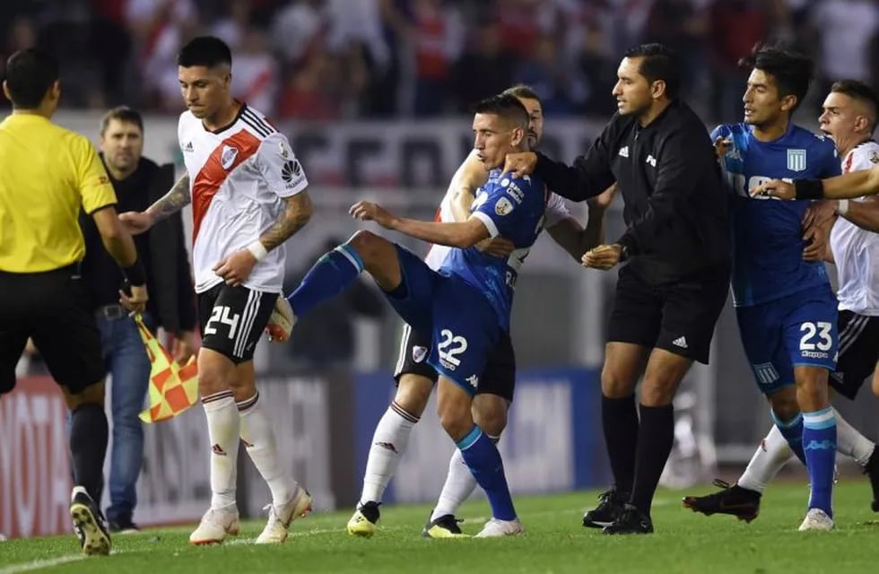 Ricardo Centurión se fue expulsado ante River por querer agredir a Enzo Pérez.
