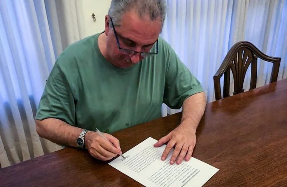 El gobernador Hugo Passalacqua firma el pedido a la Corte Suprema. (Misiones Online)