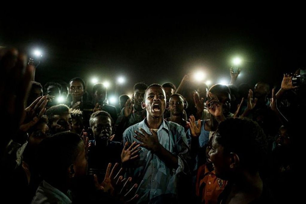 Hombre recita un poema en manifestación en Jatum, Sudán. (World Press Photo )