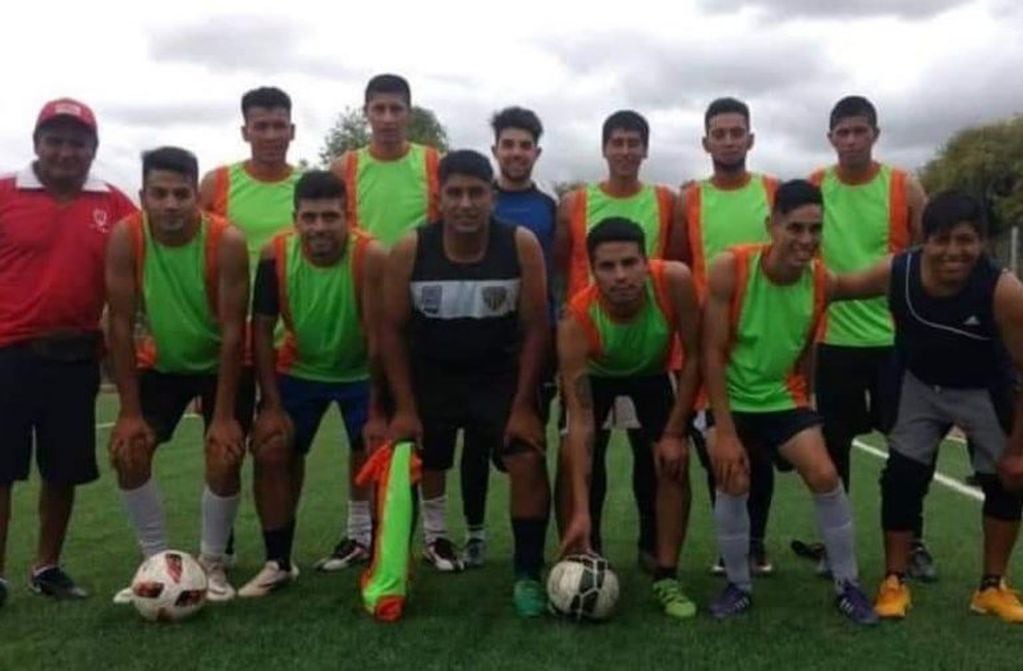 El grupo de futbolistas de Lavalle, Mendoza, que sufrió un accidente en Bolivia.