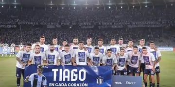 El equipo de Talleres homenajeando a Tiago Esquivel, el juvenil fallecido en el Dique La Quebrada